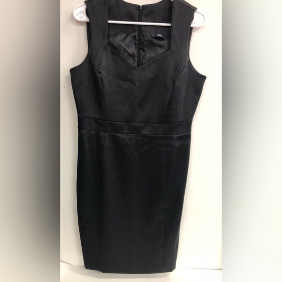 SLEEVELESS F&F SHEATH DRESS BLACK SILKY BAND WAIST KNEE LENGTH BACK SLIT 40 eu - Picture 2 of 7
